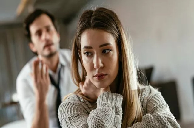 婚外情的孩子由谁抚养呢？
